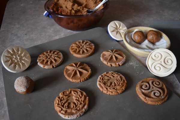 Brown Bag Ceramic Shortbread Cookie Pan - Celtic Triskele Design 